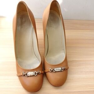 GUCCI Pump Heels Womens 8.5 EU 38.5 Tan Leather Logo Bit Chain Luxury ITALY $450